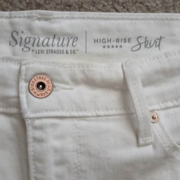 Levis Signature Skirt - Picture 2 of 4